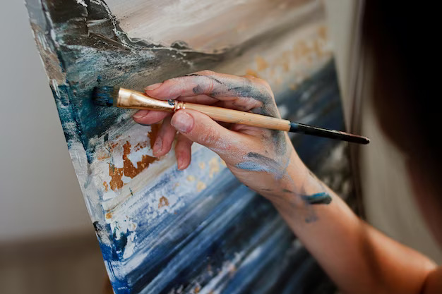 Девушка рисует картину красками